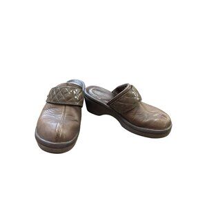 Crocs womens Brown Leather Cobbler Quilted Mules  Size 7 SKU 6854